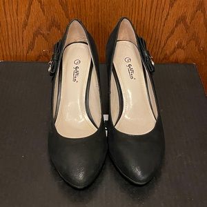 Low heels with dangling accessories